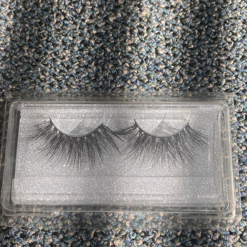 Lashes - Picture 3 of 16